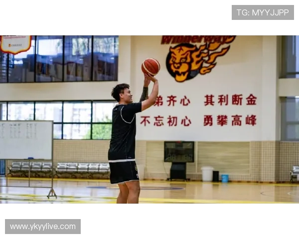 福建男篮全力备战新赛季 展现坚持不懈训练精神持续奋进