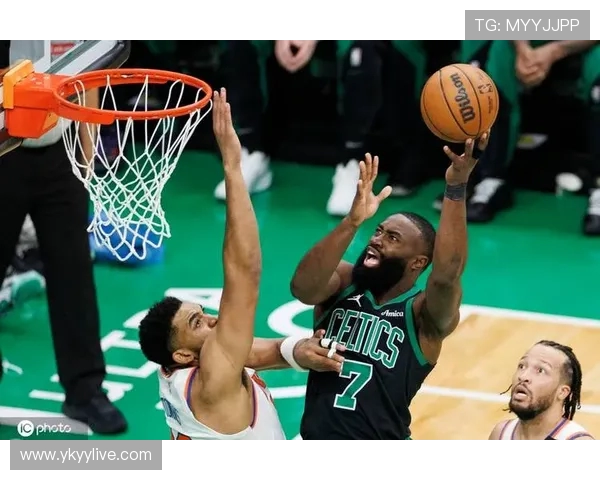 尼克斯主场迎战骑士上半场布朗大胆启用十一人轮换展现全新战术思路